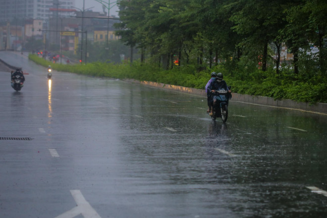 Theo Trung tâm Dự báo khí tượng thủy văn quốc gia, do ảnh hưởng của không khí lạnh nên từ ngày 10/10, thành phố Hà Nội có mưa to đến rất to, trời chuyển lạnh, nhiệt độ thấp nhất phổ biến 20-21 độ.