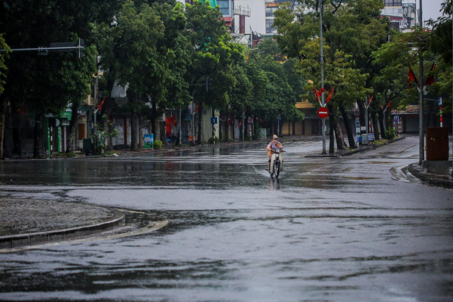 Mưa dông kéo dài, khu vực hồ Hoàn Kiếm vắng bóng phương tiện qua lại