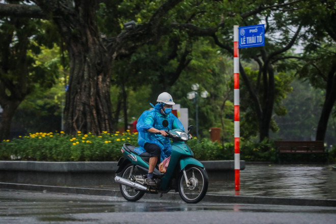 Cơn mưa kèm theo gió lớn khiến các phương tiện tham gia giao thông di chuyển khó khăn.