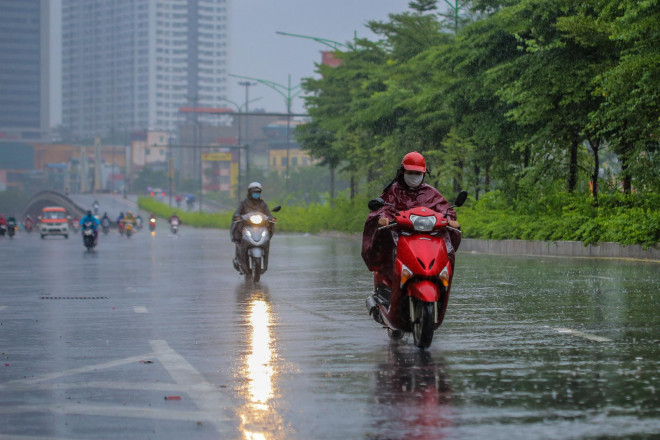 Người dân Thủ đô đón cái lạnh đầu mùa kèm mưa - 13