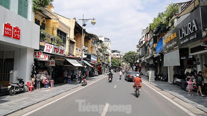 Nhiều địa điểm trước đây được coi là đắc địa như trục phố Hàng Ngang, Hàng Đào, Đồng Xuân... nay cũng đìu hiu.