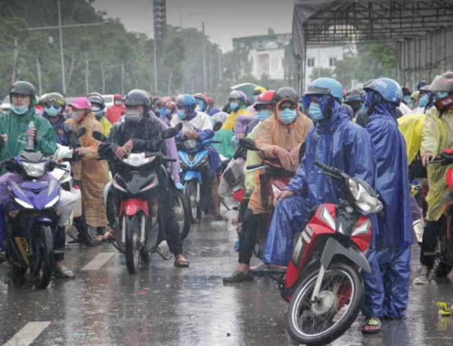 Hàng ngàn người Nghệ An đi xe máy từ các tỉnh phía Nam về quê
