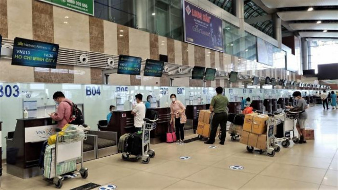 Khách đi chuyến bay đầu tiên của Vietnam Airlines từ Hà Nội đi HCM lúc 14h30 sau khi khôi phục vận tải nội địa