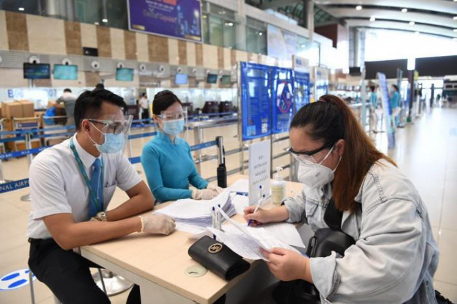 Hành khách ký cam kết trước khi bay tại Cảng hàng không quốc tế Nội Bài