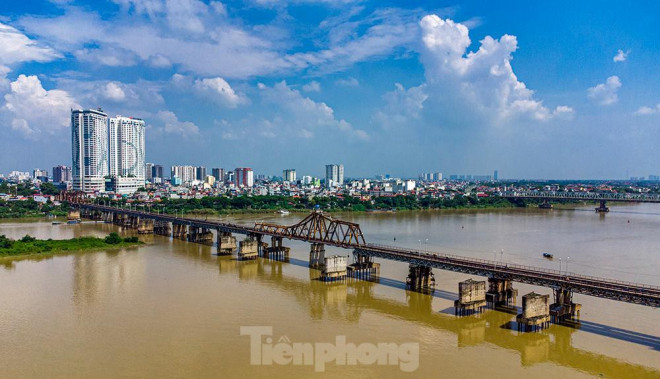 Cầu Long Biên do Pháp xây dựng từ 1898 đến 1902. Đây là cây cầu thép đầu tiên bắc qua sông Hồng nối liền quận Hoàn Kiếm và quận Long Biên. Có tổng chiều dài 2.290m qua sông và 896m đường dẫn, gồm 19 nhịp dầm thép đặt trên 20 trụ cao hơn 40m.