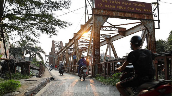 Cầu dành cho đường sắt đơn chạy ở giữa; hai bên là đường dành cho xe máy, xe đạp và người đi bộ (đi trên đường hành lang dành riêng). Đường cho các loại xe là 2,6m và lối đi bộ là 0,4m.