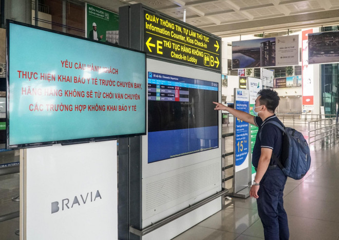 Bảng điện tử thông báo về lịch trình các chuyến bay được bố trí bên ngoài để hành khách tiện theo dõi