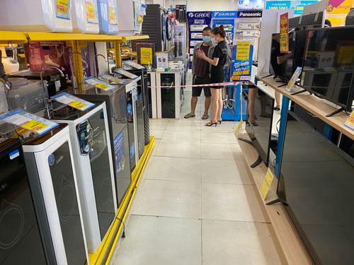 Tại các trung tâm, siêu thị điện máy ở TP HCM vẫn thưa thớt khách đến mua sắm