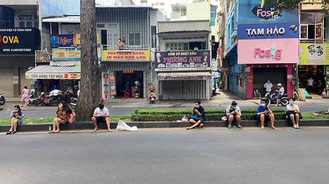 Đến hơn 12h cùng ngày, các sinh viên vẫn chưa thể quay trở lại phòng ở