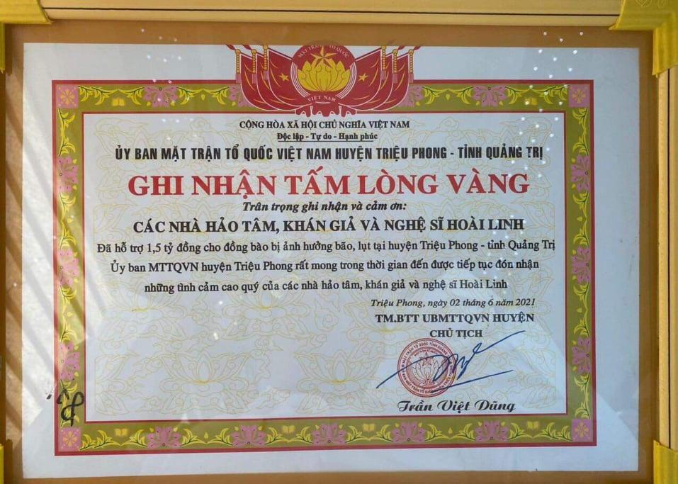 Ban Thường trực Ủy ban Mặt trận Tổ quốc Việt Nam huyện Triệu Phong, tỉnh Quảng Trị đã trao Giấy ghi nhận tấm lòng vàng cho đại diện của nghệ sĩ Hoài Linh