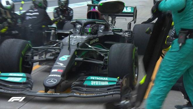 Mercedes chơi an toàn khi đưa Hamilton vào pit vòng 51