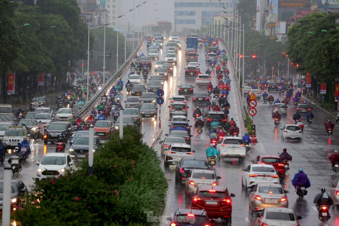 Hà Nội mưa rét sáng đầu tuần, người dân chôn chân giữa đường do giao thông ùn tắc - 7