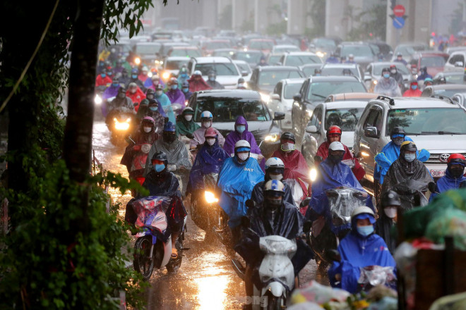 Trên đường Nguyễn Trãi (Thanh Xuân, Hà Nội), dòng phương tiện nhích từng cm, chấp nhận chôn chân dưới mưa.