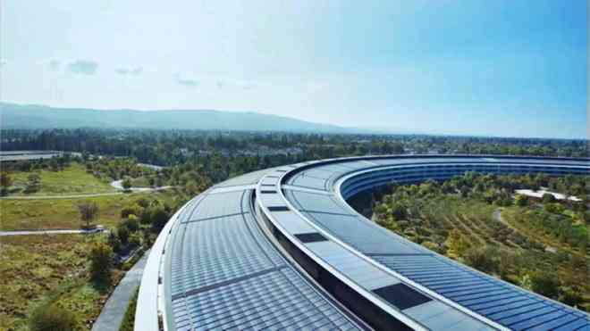 Những tấm pin năng lượng mặt trời lắp đặt trên mái nhà&nbsp;có tổng công suất 17 megawatt giúp Apple Park tiết kiệm hàng triệu USD mỗi năm