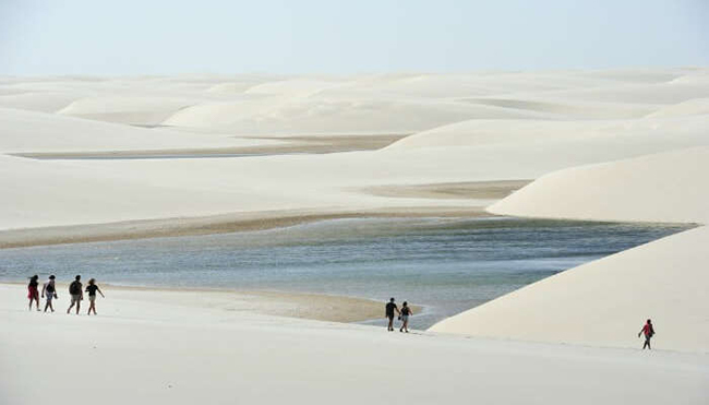 Vườn quốc gia Lencois Maranhenses ở Brazil là một điểm đến thú vị, nơi đầm phá xuất hiện bí ẩn giữa cồn cát.&nbsp;
