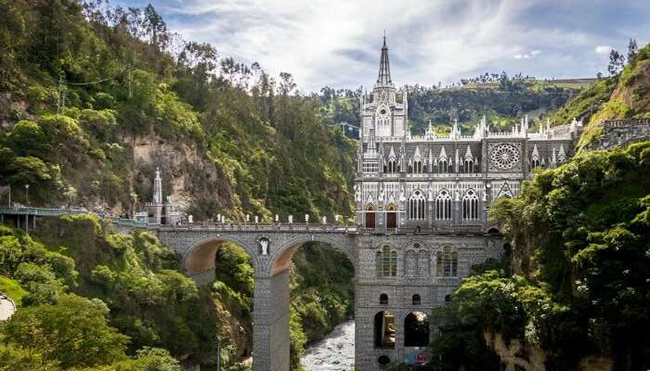 Thánh địa Las Lajas ở Colombia là một nhà thờ Gothic sừng sững cao 45m nằm trên một dòng sông ở biên giới Colombia - Ecuador.
