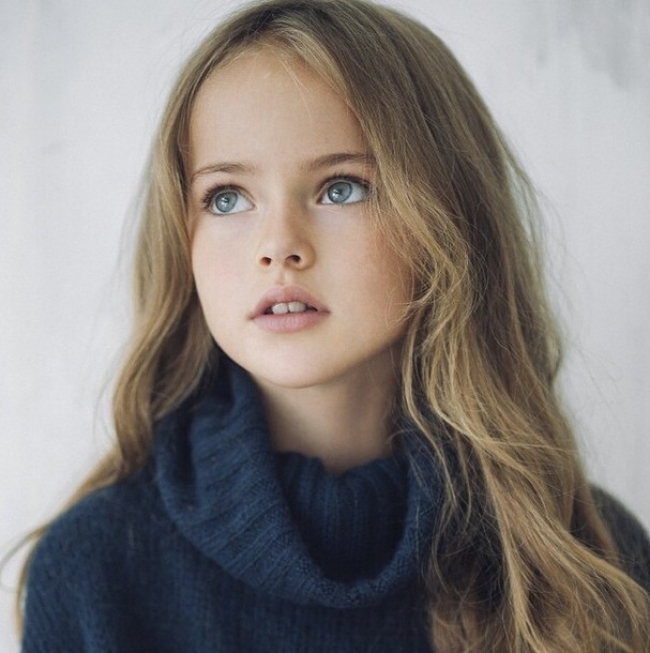 Kristina Pimenova cũng là cô bé Nga từng gây xôn xao vì xinh đẹp. Hiện tại bé gái sinh năm 2005 đã 16 tuổi.
