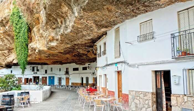 Setenil de las Bodegas ở Tây Ban Nha sẽ khiến du khách kinh ngạc bởi đây là một thị trấn nhỏ xinh đẹp nằm ẩn bên dưới khối đá bazan khổng lồ.
