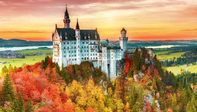 Neuschwanstein tuyệt đẹp ở Đức là lâu đài có từ thế kỷ 19 đã truyền cảm hứng cho bộ phim 'Công chúa ngủ trong rừng' của Disney.
