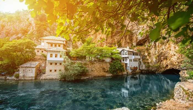 Blagaj ở Bosnia và Herzegovina là một thị trấn nhỏ với các thác nước xinh xắn, tu viện và những ngôi nhà màu trắng nổi bật rất ấn tượng. 
