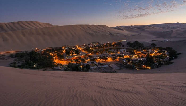 Huacachina ở Peru là một thị trấn độc đáo với 200 người sống tại một ốc đảo giữa sa mạc rộng lớn.
