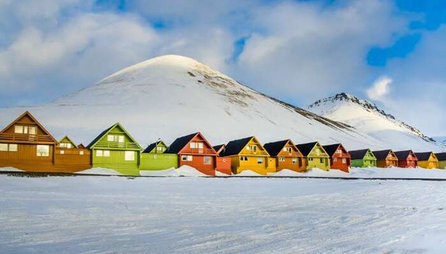 Đảo Svalbard ở Na Uy là một trong những khu dân cư ở cực bắc của thế giới. Nơi đây khiến du khách bị cuốn hút bởi những ngôi nhà đầy màu sắc rực rỡ nổi bật trên nền tuyết trắng. 

