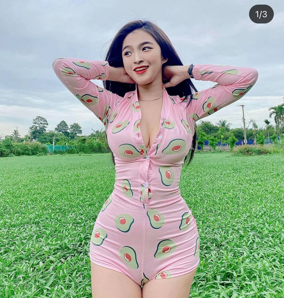 Thiết kế jumpsuit được hot girl Đồng Nai mặc, khoe dáng giữa thiên nhiên.