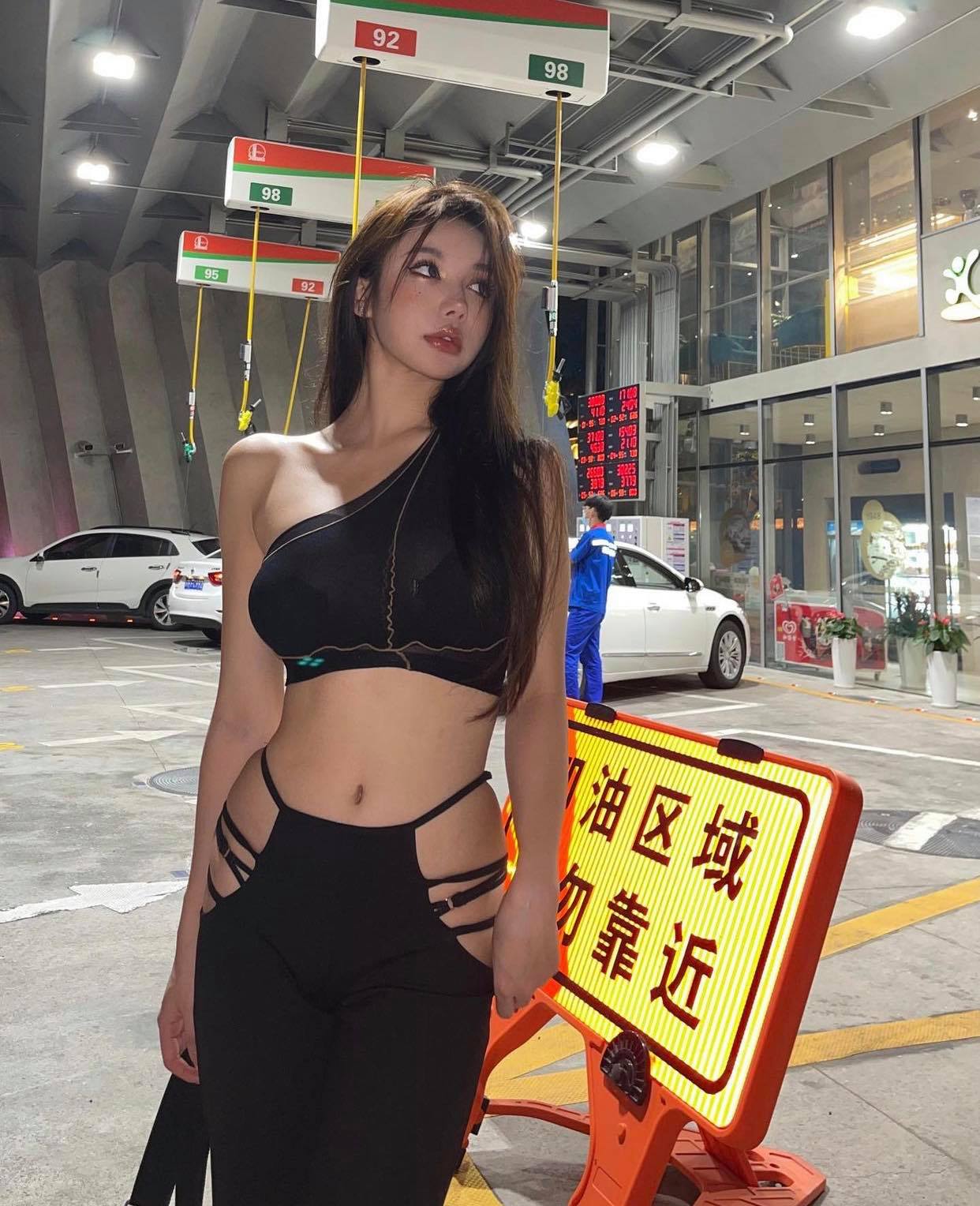 Mẫu thể thao Đài Loan diện bộ đồ cut-out bắt mắt với nhiều khoảng hở, phô diễn vai, eo, hông một cách chân thực nhất.