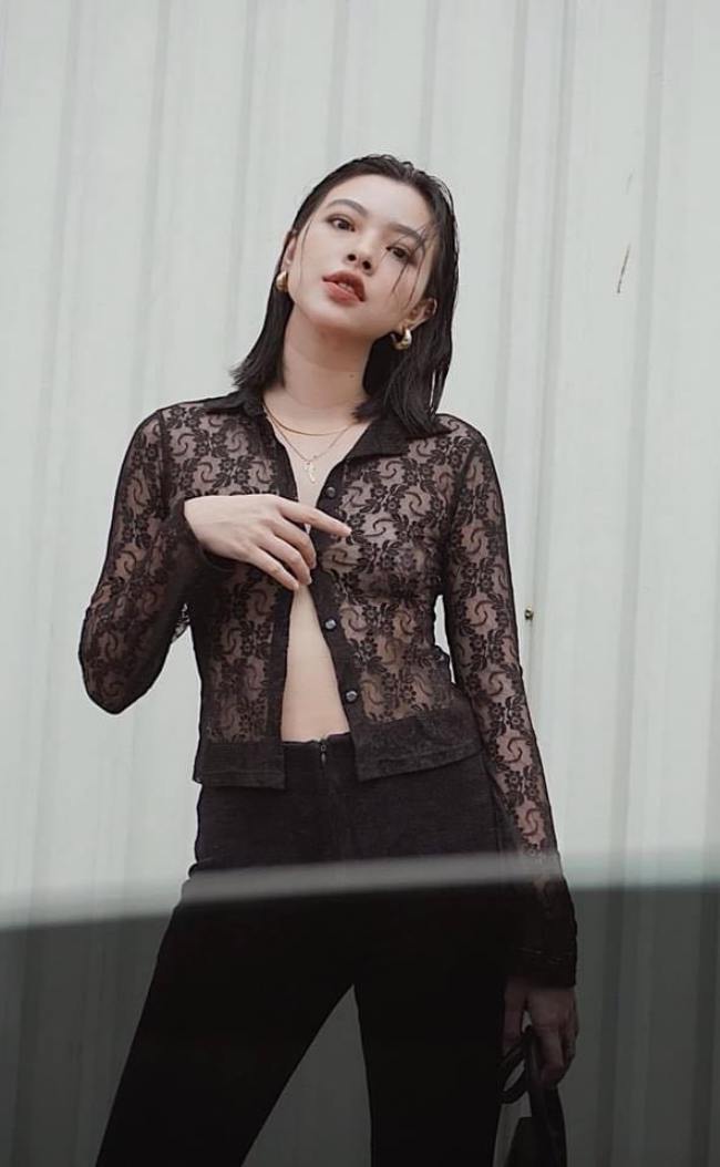 Tú Hảo nhanh chân "lao" ra phố để thực hiện những shoot hình thời trang cá tính, cô kết hợp áo xuyên thấu cùng quần jean đen quyến rũ.
