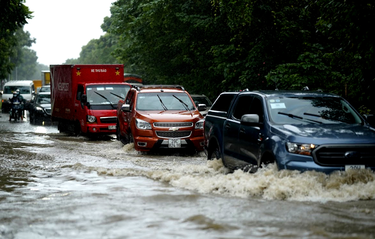 Đại lộ Thăng Long ngập kinh hoàng sau trận mưa lớn - 1