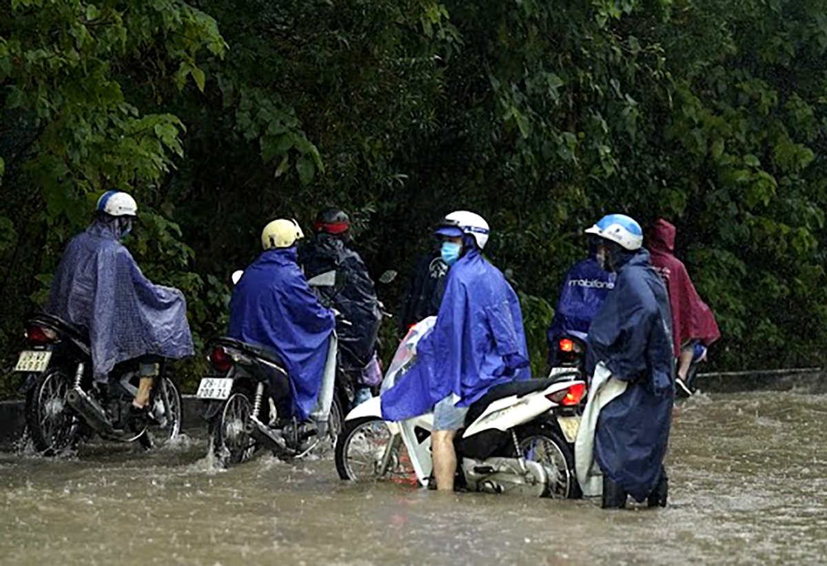 Rất nhiều ô tô, xe máy bị chết máy, không thể tiếp tục di chuyển