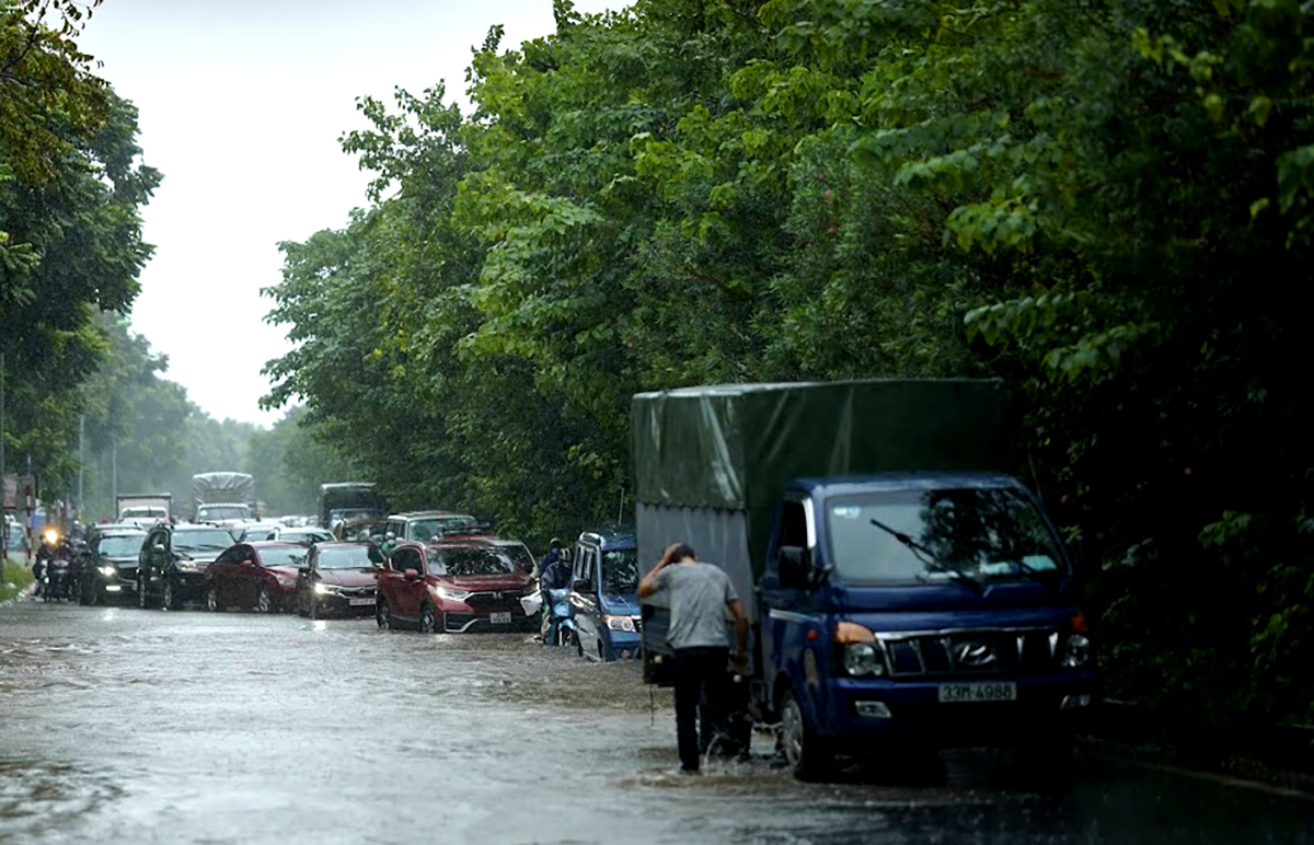 Đại lộ Thăng Long ngập kinh hoàng sau trận mưa lớn - 9