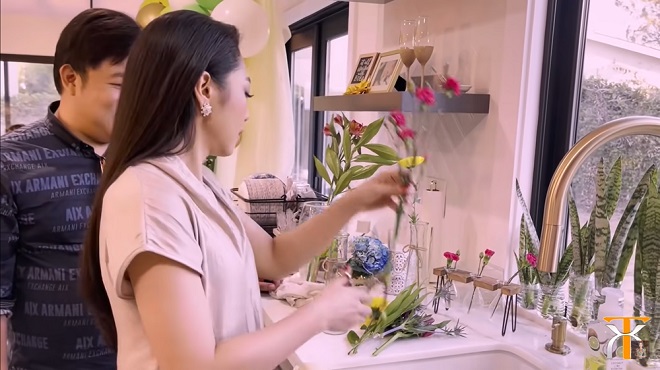Hà Thanh Xuân giúp Quang Lê cắm hoa&nbsp;