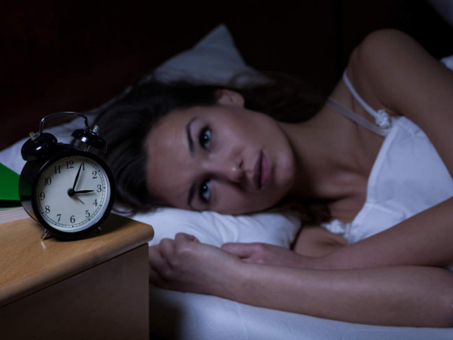 Mất ngủ vào ban đêm có thể liên quan trực tiếp đến tình trạng thiếu tiếp xúc với ánh nắng ban ngày (Ảnh minh họa từ Internet)