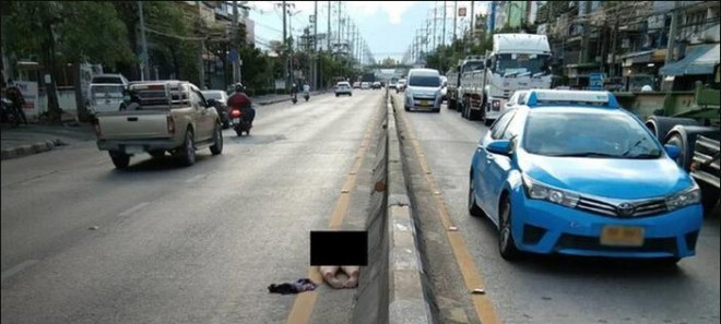 Người phụ nữ khỏa thân nằm giữa đường phố Thái Lan.