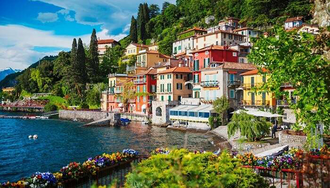 Hồ Como: Nằm ở vùng phía Bắc của Lombardy, hồ Como là một trong những hồ đẹp nhất ở Italia. Từ xa xưa, hồ này đã là nơi nghỉ dưỡng của các vị vua, hoàng tộc và các học giả nổi tiếng.
