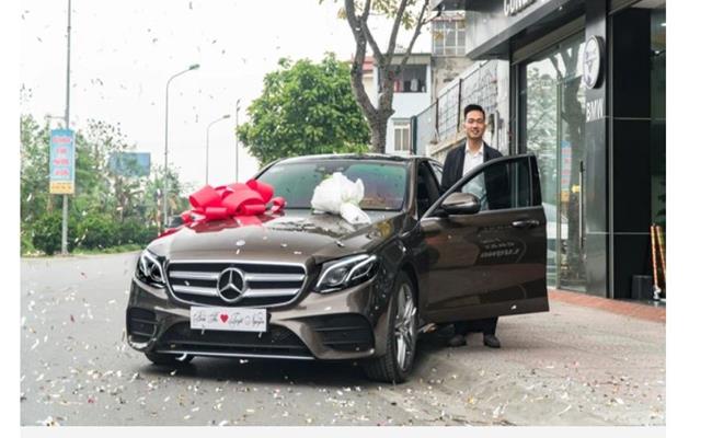 Vào năm 2019, một vị đại gia tên Bính ở Bắc Ninh đã gây xôn xao MXH khi tặng cho vợ một chiếc xe Mercedes-Benz E300 AMG.

