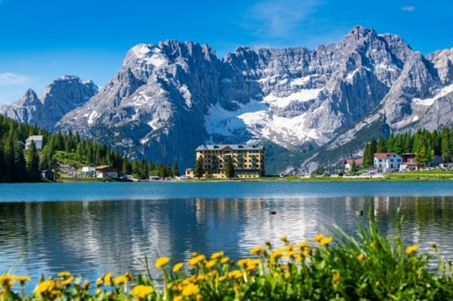 Hồ Misurina: Cũng là một hồ trên núi tuyệt đẹp dưới đỉnh núi Cristallo, một trong những ngọn núi ấn tượng nhất ở Dolomites. Hồ nước này rất đẹp để đi chơi thư giãn và có một đường đi bộ ven hồ dành cho gia đình, là nơi hoàn hảo nếu bạn muốn ngắm nhìn quang cảnh núi non.
