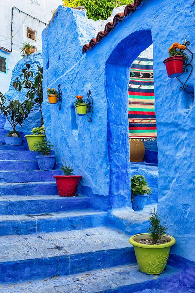 13. Khám phá thành phố xanh Chefchaouen

Chefchaouen nổi bật bởi gam màu xanh ấn tượng. Có rất nhiều câu chuyện khác nhau khi nói về lý do tại sao người dân địa phương quyết định phủ xanh toàn bộ các bức tường trong thành phố. Thế nhưng, không thể phủ nhận rằng, hiệu ứng này đã thu hút sự chú ý của rất nhiều người trên thế giới.
