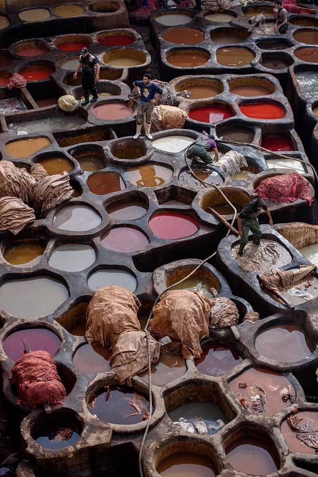 14. Ghé thăm xưởng thuộc da Fez.

Fez là nơi có nhiều xưởng thuộc da lớn nhất và lâu đời nhất thế giới. Người ta nhuộm da rất nhiều loài động vật, bạn sẽ dễ dàng ngửi thấy mùi bạc hà thoang thoảng xen lẫn với mùi hôi nồng nặc tại đây.
