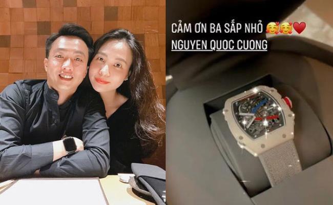 Gần đây nhất, Đàm Thu Trang - vợ Cường “đô la” tiếp tục nhận được quà đắt đỏ từ chồng - một chiếc đồng hồ hàng hiệu trị giá khoảng 124.000 USD (hơn 2,82 tỷ đồng).
