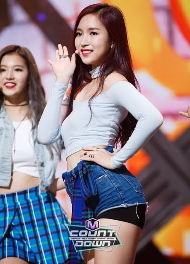 Thậm chí là những kiểu quần hot pants lộ quần bảo hộ cũng được các nữ idol thường xuyên chưng dụng.