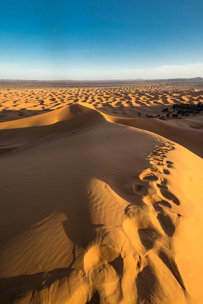 2. Trượt cát ở Erg Chebbi

Những đụn cát cao chót vót này mang lại trải nghiệm rất mạo hiểm. Với độ cao 150m, bạn có dám trượt xuống không, chắc chắn trò chơi này không dành cho những người yếu tim.
