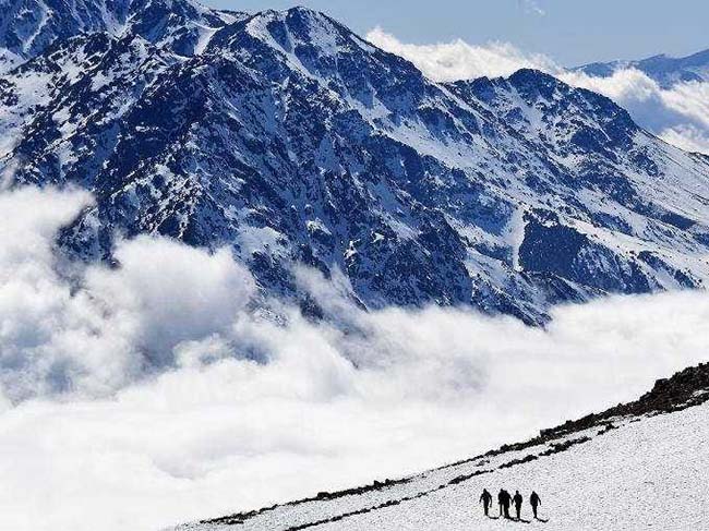 4. Trượt tuyết tại khu nghỉ mát gần đỉnh núi cao nhất của Bắc Phi

Jbel Toubkal nằm trên dãy Atlas hùng vĩ, khu nghỉ mát trượt tuyết Oukaimeden tọa lạc ở độ cao từ 2.600 đến 3.200 mét. Với địa thế như vậy, có rất nhiều cung đường trượt tuyết phù hợp cho tất cả mọi người, từ người chưa biết gì đến những kẻ ưu liều lĩnh.
