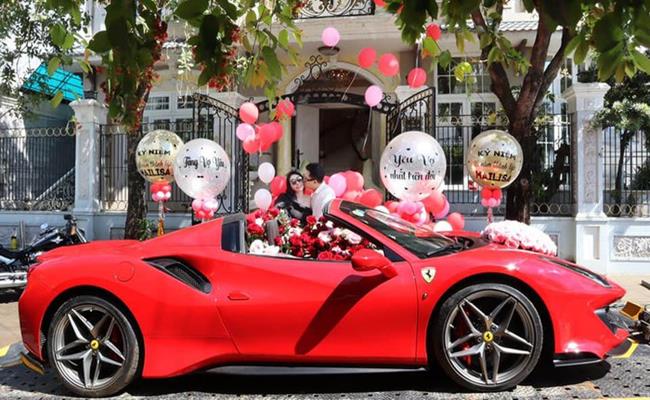 Vị doanh nhân nổi tiếng ngành thẩm mỹ này đã tặng vợ 1 siêu xe mui trần Ferrari 488 Pista Spider màu đỏ.&nbsp;
