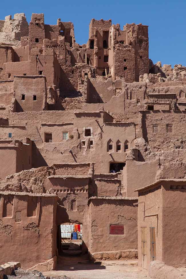 7. Thành phố cổ Ait Ben Haddou

Ait Ben Haddou là một thành phố cổ nổi bật với lối kiến trúc bằng đất sét. Nơi này nằm rìa sa mạc Sahara, từng xuất hiện trong rất nhiều bộ phim.
