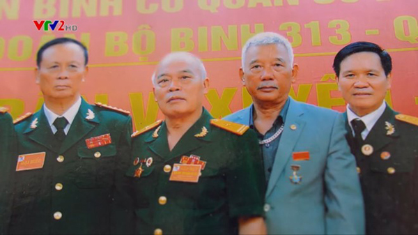 Bác Nguyễn Quang Vinh thứ 2 từ trái qua