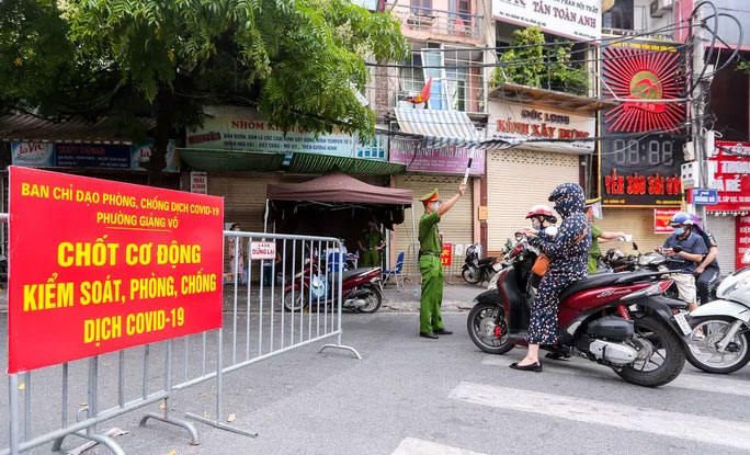 Chốt kiểm tra giấy đi đường tại giao lộ giữa phố Đê La Thành giao với phố Láng Hạ, Giảng Võ khi Hà Nội thực hiện giãn cách xã hội theo Chỉ thị 16 của Thủ tướng Chính phủ - Ảnh: Ngô Nhung