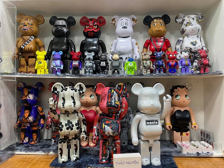 Mô hình Bearbrick là sản phẩm được phát triển từ dòng Kubrick của công ty nhằm thể hiện lòng kính trọng đến đạo diễn, nhiếp ảnh gia kỳ cựu: Stanley Kubrick. (Ảnh: Thảo Nguyên)