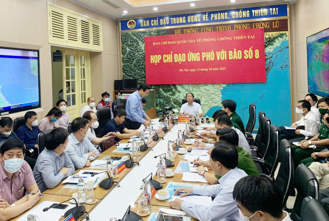 Phó Thủ tướng Lê Văn Thành chủ trì cuộc họp ứng phó bão số 8 Kompasu. Ảnh VGP/Đức Tuân.